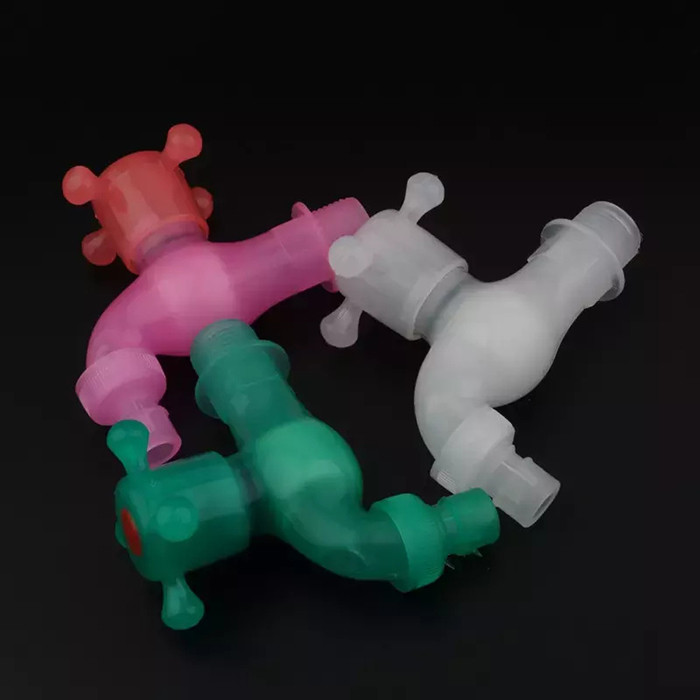 台所ポリ塩化ビニールPPのコックのプラスチック庭の蛇口のプラスチック屋外の水栓